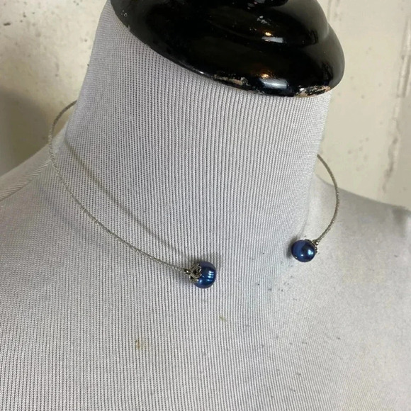 Silver tone wire choker with blue pearls‎ - Picture 3 of 4